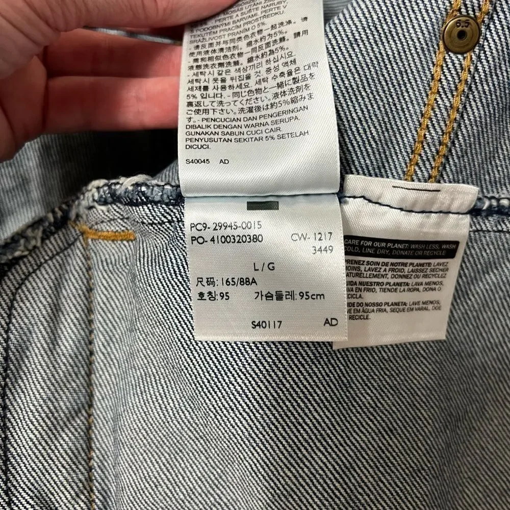 Levi's Jacket Women's Medium Type 3
Trucker Blue Denim Jean large with gold star - Picture 4 of 16